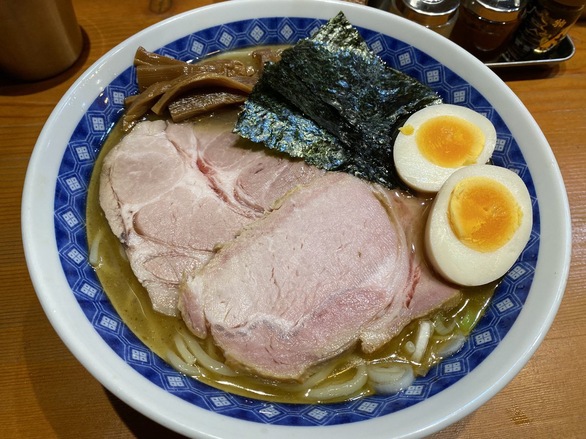 mightyobstacle's tweet photo. 荻窪。中華そばの店 りょうが。特製塩ラーメン。べんてんインスパイアの店。2回目の訪問。前回のつけめんは本家に近いと感じたけど塩は煮干強め。やや酸味。平日13時台で待ちナシなのありがたい。 https://t.co/bxXbzEQegf