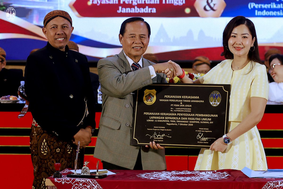 PSIMJOGJA's tweet photo. PSIM Jogja resmi menjalin kerja sama dengan Universitas Janabadra dalam pembangunan fasilitas training ground berstandar FIFA. Penandatanganan kerja sama berlangsung di Auditorium KPH Poerwokoesoemo, Rabu (7/10) pukul 10.00 WIB. https://t.co/MWSagtag4d