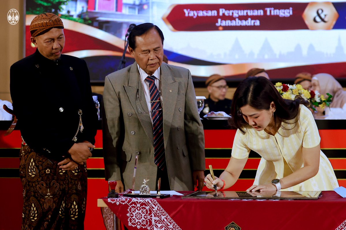 PSIMJOGJA's tweet photo. PSIM Jogja resmi menjalin kerja sama dengan Universitas Janabadra dalam pembangunan fasilitas training ground berstandar FIFA. Penandatanganan kerja sama berlangsung di Auditorium KPH Poerwokoesoemo, Rabu (7/10) pukul 10.00 WIB. https://t.co/MWSagtag4d