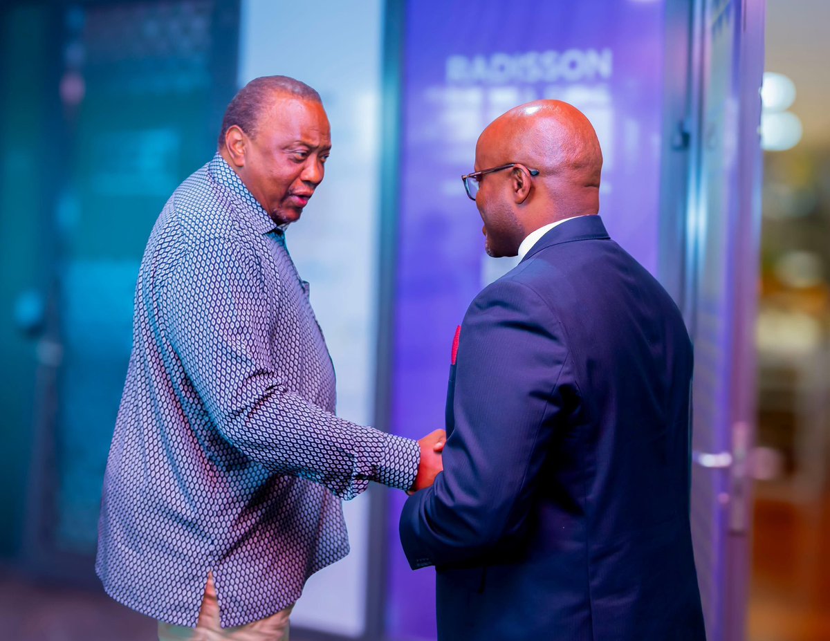 Info_sureri's tweet photo. 🇷🇼🇨🇩🌍PROCESSUS DE PAIX: LE PANEL DE L’UA REÇU À KIGALI
Après Goma, le Panel des facilitateurs de l’Union africaine, conduit par l’ancien président kényan Uhuru Kenyatta, a été reçu à Kigali par le ministre rwandais des Affaires étrangères, Olivier Nduhungirehe.
@amluzayamo https://t.co/pjDA1brpk5