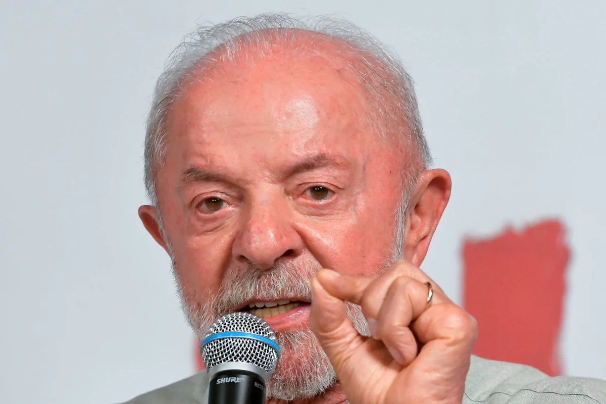 BlogdoNoblat's tweet photo. “Na hora que o Senado começar a votar, as máscaras vão começar a cair. A gente vai ver quem efetivamente quer que o povo tenha uma vida mais digna, que descanse mais, que possa cuidar mais da família”. (Lula, sobre a proposta de redução da jornada de trabalho de 6 x 1 para 5 x 2) https://t.co/RhCLnXQcXQ