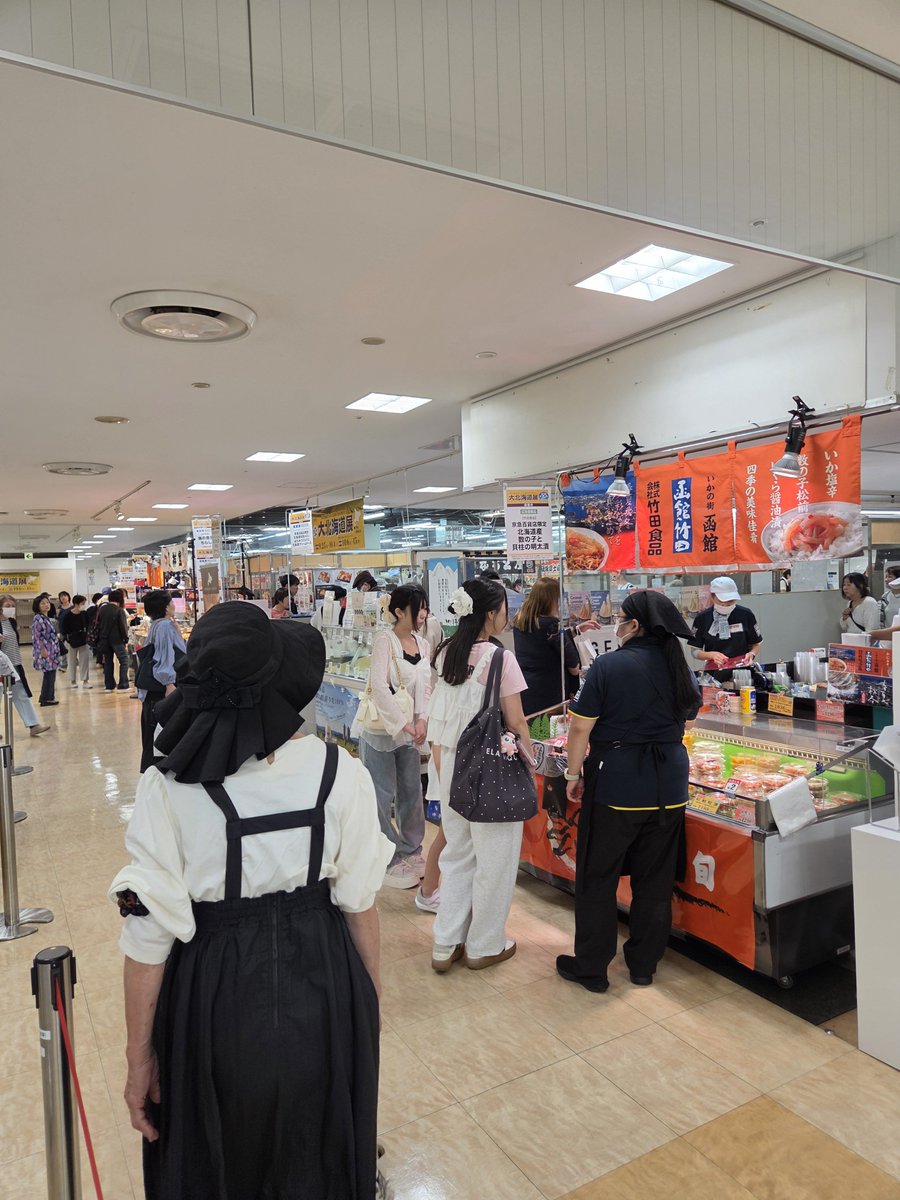 onsenmeijn's tweet photo. 京急百貨店 上大岡店の「第31回 大北海道展」
若鶏時代じゃない方の｢なると｣
半身揚げしゃぶりついてる最中です🤣
北菓楼のバームも買うてきた https://t.co/FJ4xDZjymA