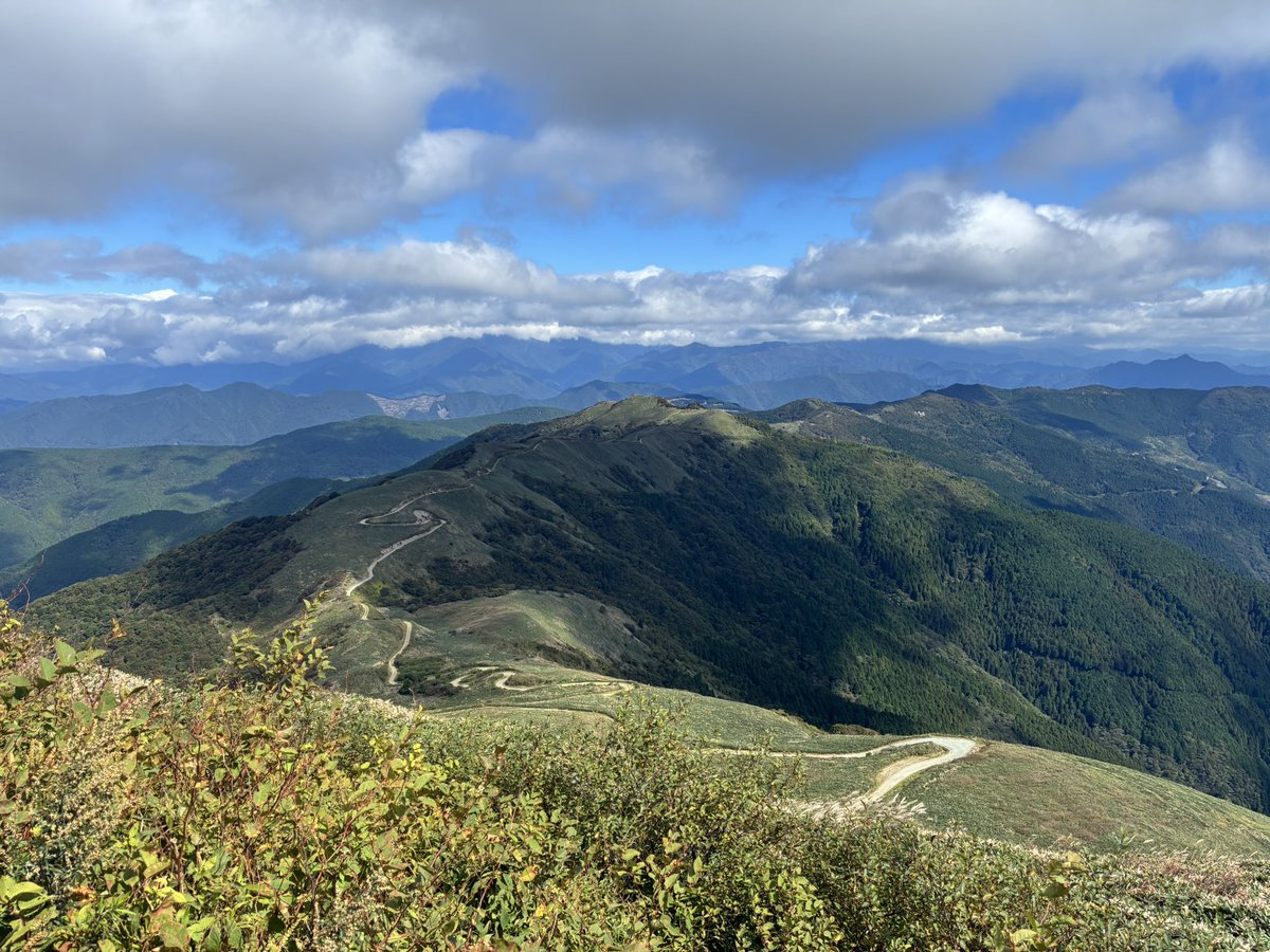 rucciirl's tweet photo. 中津明神山。天空の林道。すごい絶景!!
#ジムニー https://t.co/g2o2MnwIiN