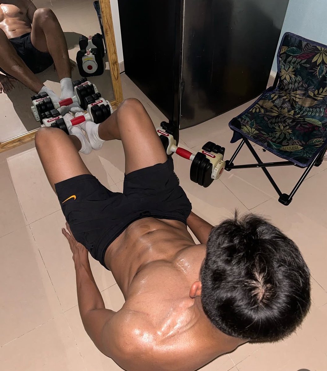 mimxlio's tweet photo. Latihan abs itu paling cocok di rumah bukan ditempat gym, gw pribadi latih abs ditempat gym yang ada pada sakit beda kalo dirumah otot perut nge-works banget https://t.co/fQxy9yEqBJ