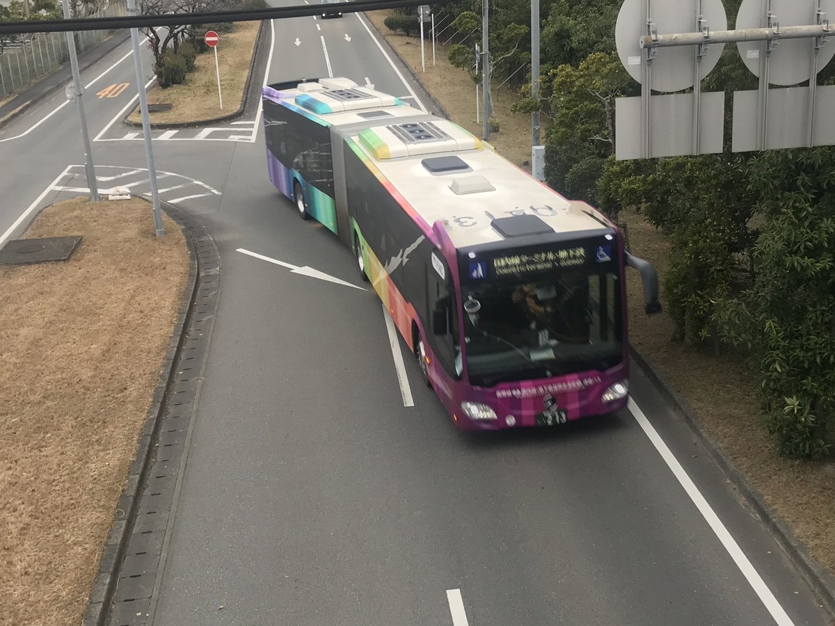 teshi729's tweet photo. 私案です。
人口密度からいうと大量高速輸送機関＝地下鉄を中央に一本通して、バスでフィーダー輸送（少量輸送）を行い地下鉄に接続させる方式が理想的です。

地下鉄は七隈線を福大前で分岐させ大池通りを走り、大牟田線と高宮で接続��鹿児島本線と竹下で接続し、国際線ターミナルへ。車両基地は橋本を共用化する。

天神方向へ直通するバス路線は連接バスを解禁して専用道路にする。