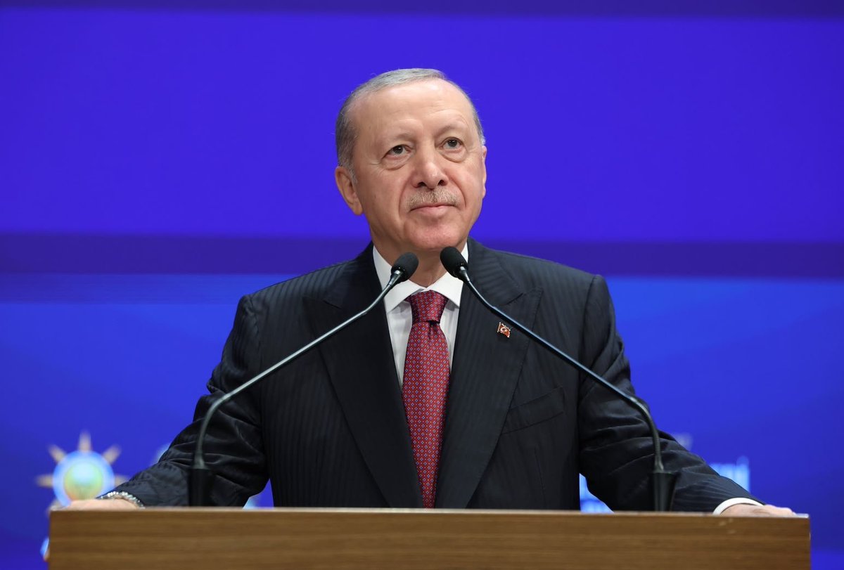 Ademcalkin's tweet photo. 📍AK Parti Genel Merkezi

Cumhurbaşkanımız ve Genel Başkanımız Sayın @RTErdogan’ın teşrifleriyle, AK Parti Genel Merkezimizde gerçekleştirilen AK Parti Milletvekilleri ile Yasama Yılı Açılış Toplantısı’na katılım sağladık.

Aziz Milletimizin emanetini taşımanın sorumluluğuyla; ülkemizin huzuru, refahı ve istikbali için gece gündüz demeden çalışmaya, Türkiye’mizi daha ileriye taşımaya kararlıyız. AK Kadrolar olarak 25 yıldır olduğu gibi, bundan sonrada eser siyaseti üzerinden insanımıza hizmetimiz devam edecek.

Yeni yasama yılının bir kez daha ülkemiz, milletimiz, @Akparti’miz ve Gazi Meclisimiz için hayırlara vesile olmasını diliyorum. 🇹🇷