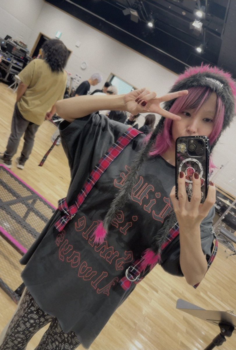 LiSA_OLiVE's tweet photo. #りさぐっず　#LACEUP_TOUR
LACE UP Tシャツやばい、すごいかわいい☻
チェックの紐付きで、止めたり止めなかったりできます♡
イチ・ゴーのあたまは、イチちゃんとゴーちゃんの頭をミックスしたニットで、耳とピアスがついてます🐈‍⬛🖤🩷 https://t.co/wwlLivg7vh