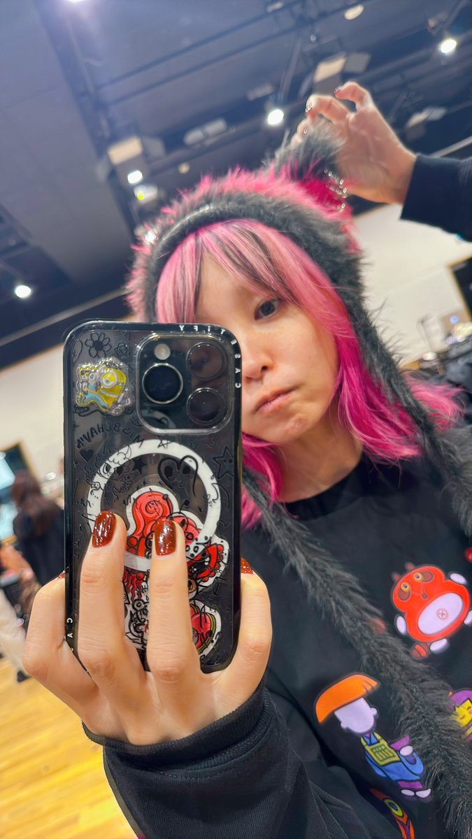 LiSA_OLiVE's tweet photo. #りさぐっず　#LACEUP_TOUR
LACE UP Tシャツやばい、すごいかわいい☻
チェックの紐付きで、止めたり止めなかったりできます♡
イチ・ゴーのあたまは、イチちゃんとゴーちゃんの頭をミックスしたニットで、耳とピアスがついてます🐈‍⬛🖤🩷 https://t.co/wwlLivg7vh