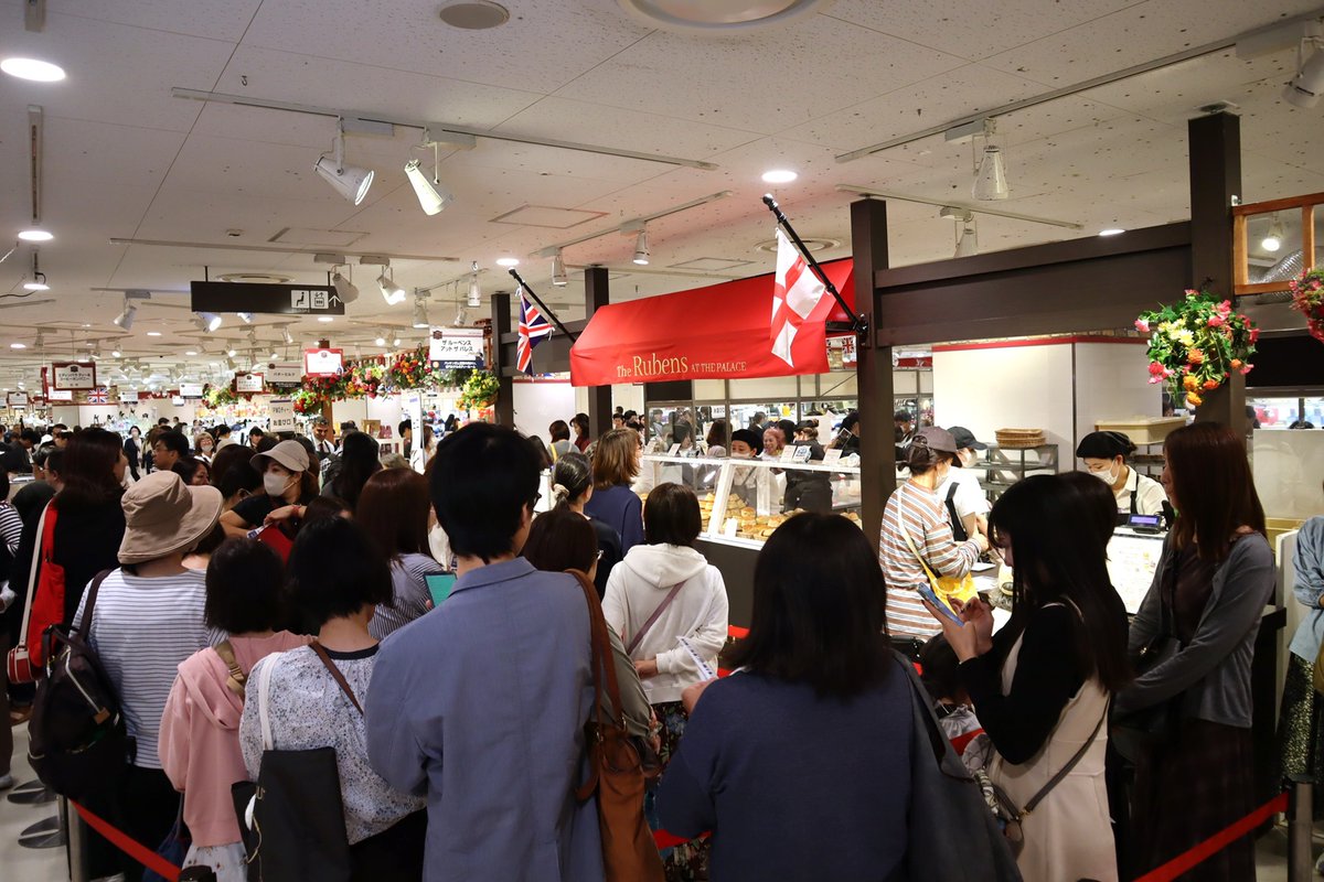 umedakeizai's tweet photo. 阪急うめだ本店で過去最大規模の「英国フェア」　スコーン店は開場直後に行列　https://t.co/784o1CCfdL https://t.co/XzarMDsoee