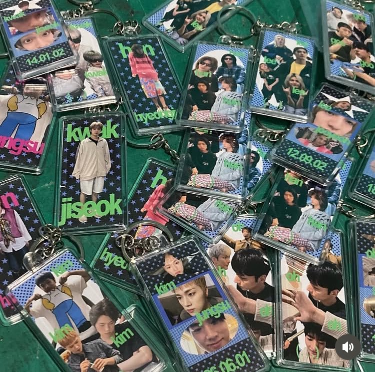 mintsukkies's tweet photo. Hi, yang masih nyari/bingung buat freebies kalian. Aku mau nawarin jualan aku nih. Aku bisa bikin freebies kayak gini, kalian tinggal kirim foto idol kalian aja, templatenya dari kita ((sesuai difoto)). Yang kiri satuannya 7.000, yang kanan satuannya 12.000— https://t.co/BL7S5g0IFW