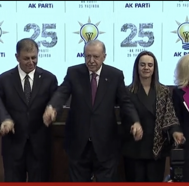 gurkanttr's tweet photo. İşin yoksa seçim kampanyası yap, vatandaşı ikna etmeye uğraş, sorun çöz; çekilecek dert değil. Reis ekonomi insanı. En optimum yolu buldu. Yandaş ucuzdan hisse toplar, reisim b-başkanı, m-vekili topluyor. Aa bir de bakmışsın ki %80 oy cepte. Savaşa da girer anayasa da değiştirir! https://t.co/HpgUmDYn67