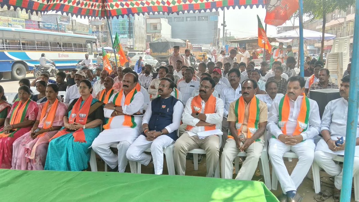 BJPOBCBHPL4's tweet photo. ఈరోజు జయశంకర్ భూపాలపల్లి జిల్లా బిజెపి వికసిత్ భారత్ సంకల్ప సేవా జ్యోతి యాత్ర చేయడం జరిగింది జిల్లా అధ్యక్షులు నిశిధర్ రెడ్డి నియోజకవర్గ ఇన్చార్జి చందుపట్ల కీర్తి రెడ్డి రాష్ట్ర నాయకులు మరియు జిల్లా నాయకులు పాల్గొని విజయవంతం చేయడం జరిగింది. జై బిజెపి https://t.co/zEEU2eZCBr