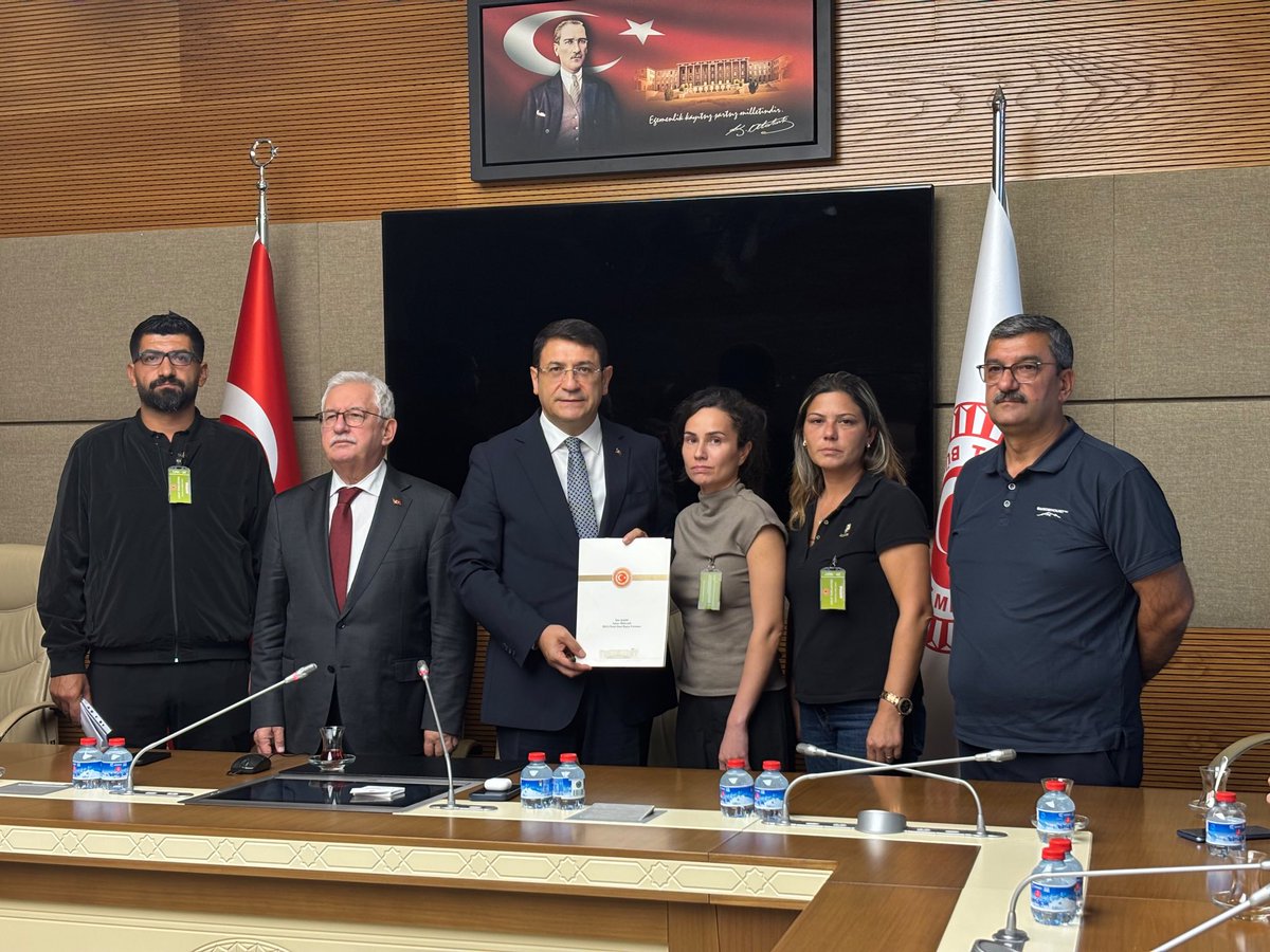 avidrissahin's tweet photo. Silivri açıklarında meydana gelen gemi kazasında hâlâ haber alınamayan 9 mürettebatımızın ailelerini Türkiye Büyük Millet Meclisi’nde ağırladık.

Günlerdir sevdiklerinden gelecek iyi bir haberi bekleyen ailelerimizin yaşadığı kaygıyı ve sürece ilişkin beklentilerini dinledik.

Kayıp mürettebatımıza sağ salim ulaşılmasını temenni ediyor, ailelerinin bu zorlu bekleyişinin bir an önce güzel bir haberle sona ermesini diliyorum.

#DokuzDenizciyeSesOl