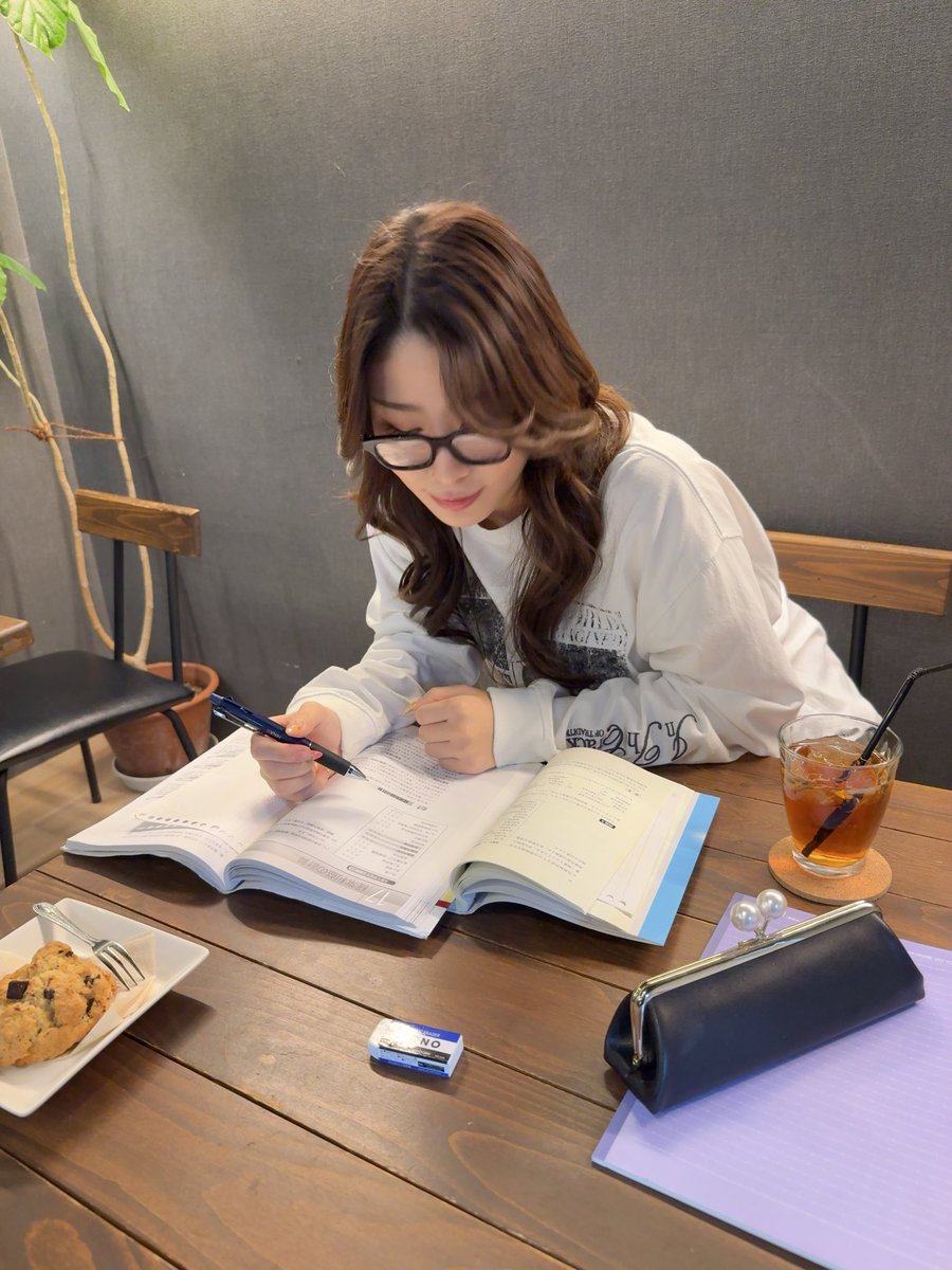 stardom_hina's tweet photo. 考えることが好き
最近は勉強中もふとすると白のベルトのことを考えてる

その先のことだったり、巻く瞬間の景色だったり

プロレスもして勉強もする
これが今の私だし、私のやりたいようにやる

タイトル戦まで残り11日
#STARDOM https://t.co/0QbSu8SJNj