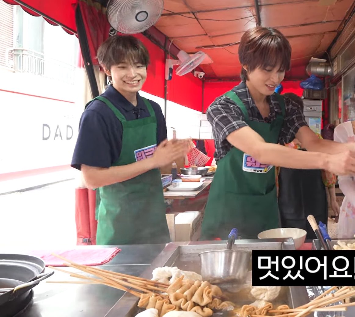 daeyon33's tweet photo. 리쿠는일하는데 유우찌옆에서 박수치는거ㅠㅋㅋㄱㅋ https://t.co/Gy5E5dDbyp