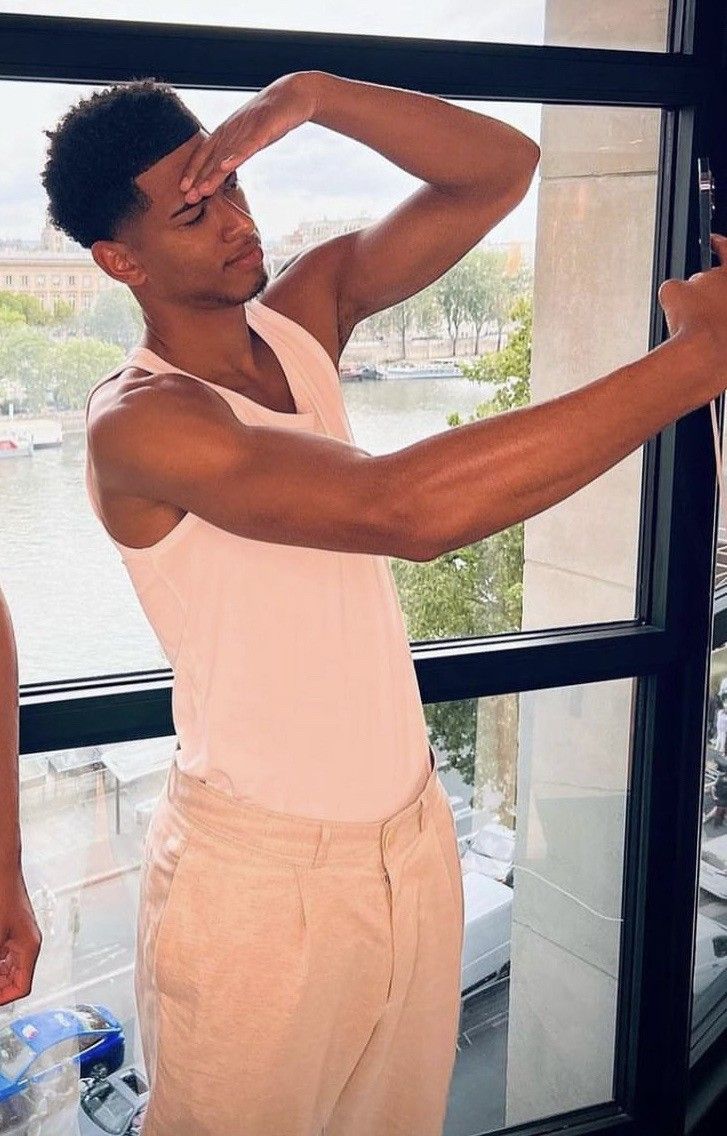 addictionjude's tweet photo. he loves this pose lol 😭 https://t.co/JhCPtMpr9J