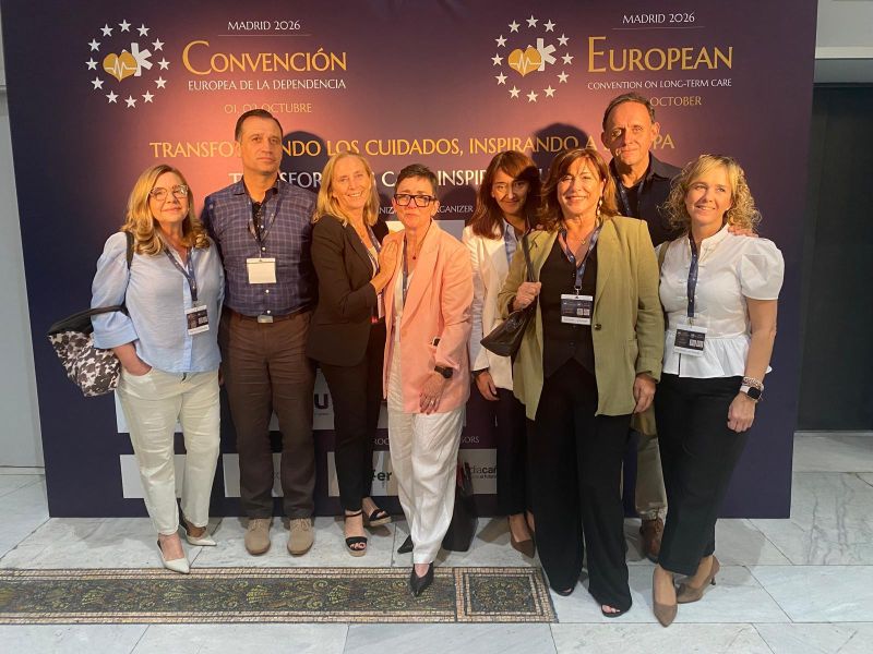 tunstall_es's tweet photo. 💡 Muy interesante la #ConvenciónEuropea de la #Dependencia, organizada por la @feconomiaysalud en #Madrid, a la que asistimos el pasado 1 y 2 de octubre como miembros de @cea_ps de la mano de nuestra directora de Desarrollo Estratégico de #Teleasistencia, Mar Entrambasaguas.

👏 Desde #Tunstall nos hacemos nuestro el mensaje de Rafael Sánchez-Ostiz, presidente de CEAPs, sobre que la autonomía personal es la gran olvidada de la Ley de Dependencia.

🗣️ En la Mesa IV, «Innovación en recursos materiales y servicios para transformar los cuidados de larga duración», recordó que la conocida como Ley de Dependencia lleva en su nombre la promoción de la autonomía personal. Una parte a la que, 20 años después de aprobada la Ley, "se sigue prestando mucha menos atención de la necesaria".

💫 En Tunstall estamos plenamente alineados también con la necesidad de reforzar la prevención y hacerlo a través de la innovación en los cuidados que reivindicó el presidente de CEAPs. De esta manera estamos desarrollando servicios que responden a las necesidades de las personas a la vez que mejoran la gestión de los recursos.
