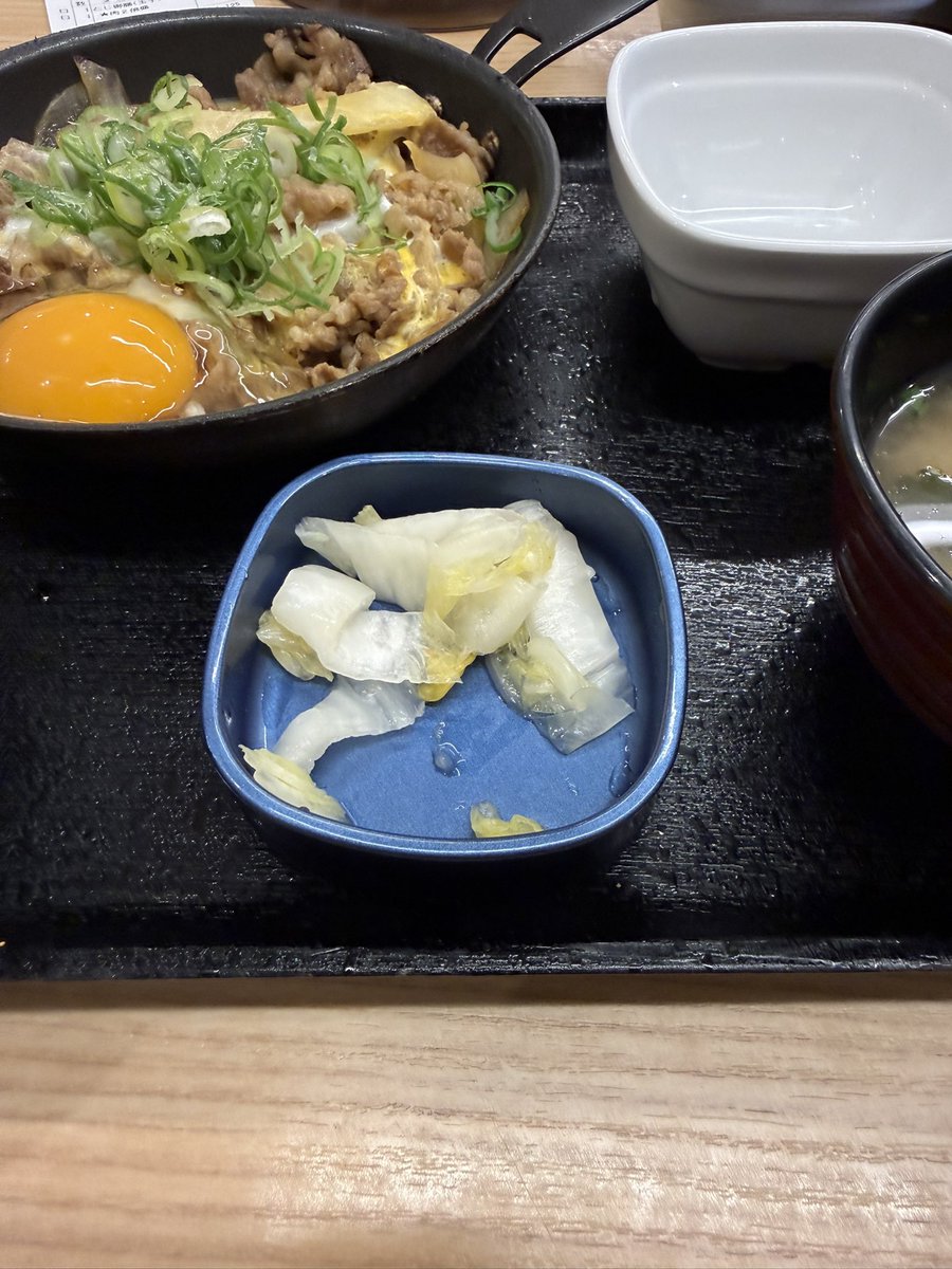 GTZ_MHprin's tweet photo. 吉野家のお新香、この量で提供されたんだけど、今ってそんなもんなの？？
納得がいかなかったので店員さんに聞いてみたら｢そんなもんです｣って言われたんだけど…🤔 https://t.co/B1hNKskyxE
