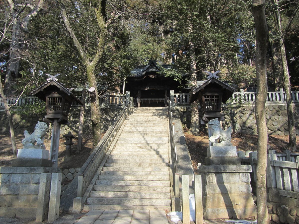 silkrenka's tweet photo. 先日の「先宮神社」に続いて、今回も諏訪の神話と関わりの深い神社ですわ！　上諏訪の「手長神社」ですわ〜！　手摩乳命（てなづちのみこと）をお祀りする神社で、江戸時代は高島藩の総鎮府として手厚く信仰されました。こちらも諏訪大社の建御名方神がやってくる以前から鎮座していた神といいます！ https://t.co/uAfaZfrCze