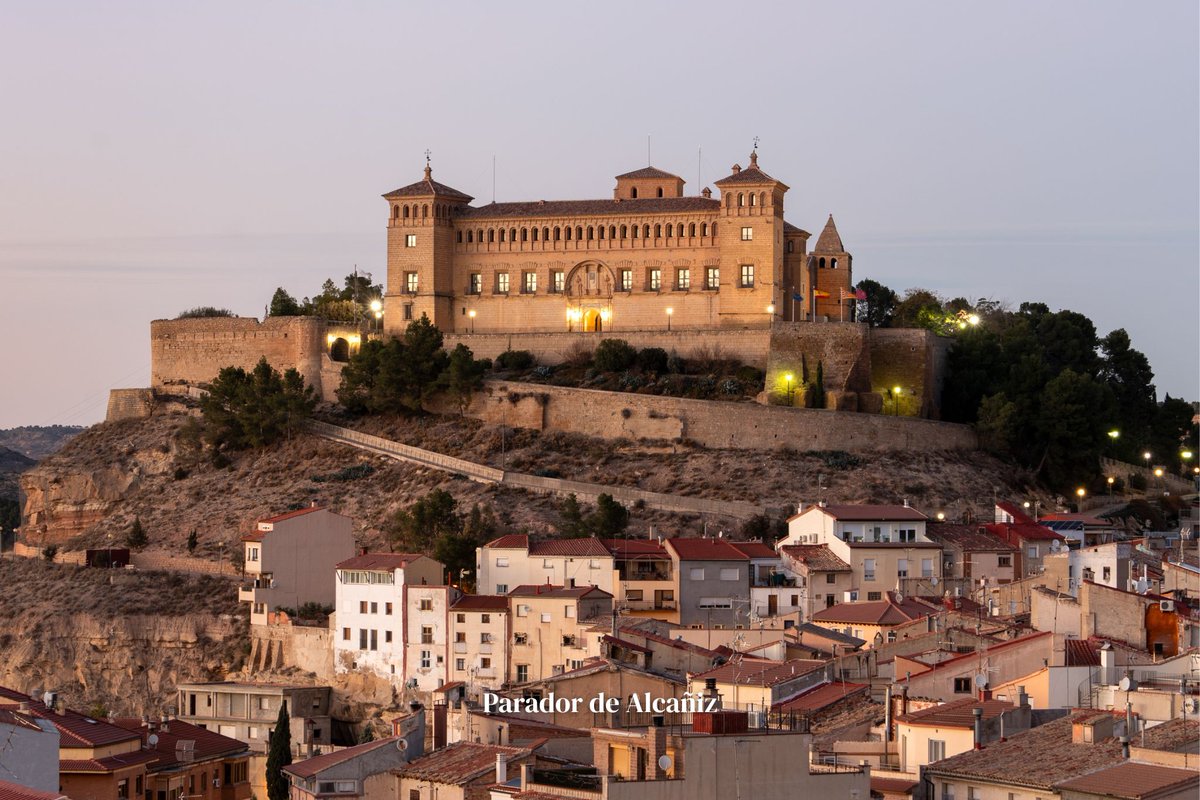 paradores's tweet photo. 🌅 ¡Atardeceres que merecen un viaje!

Cuando el sol empieza a caer: el Maestrazgo se tiñe de oro, las montañas de Gran Canaria se pierden entre las nubes, Málaga se ilumina junto al Mediterráneo, el Duero abraza Soria y Toledo se viste de dorado.

👉 https://t.co/h6Pl05u2Xs https://t.co/bGDMM55LWL