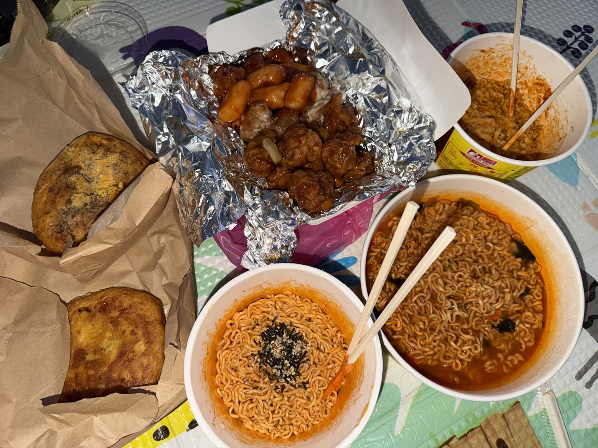 1ucki9ir1's tweet photo. 망원시장에서 닭강정 훈훈호떡 포장해서
1인 1라면에다가 싸먹었던 때로 돌아가고싶다

뿌링호떡 << 이자식 의외로 존맛인 거 아시는 분 https://t.co/hB61woP59m