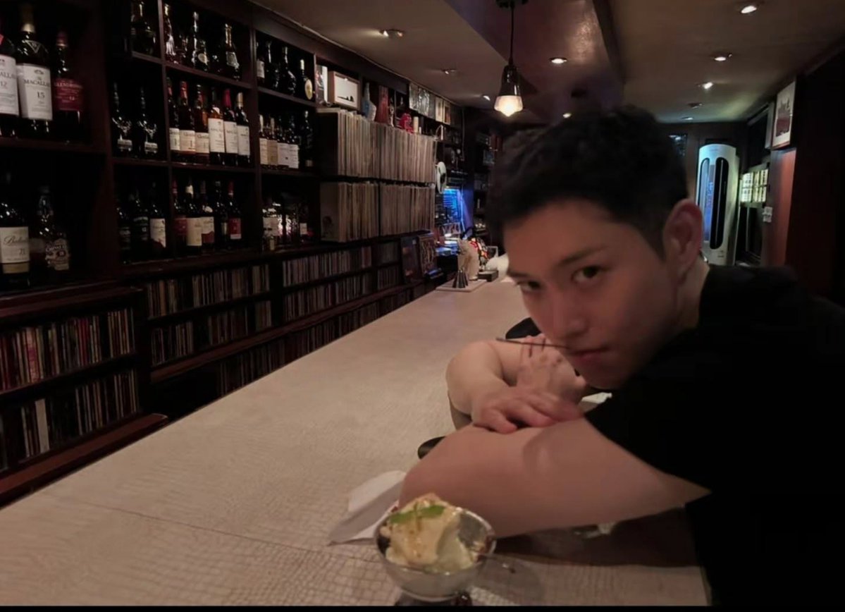 nimyoungdae's tweet photo. Low lights, late nights, and a cold dessert. https://t.co/HKIMEXI4uo