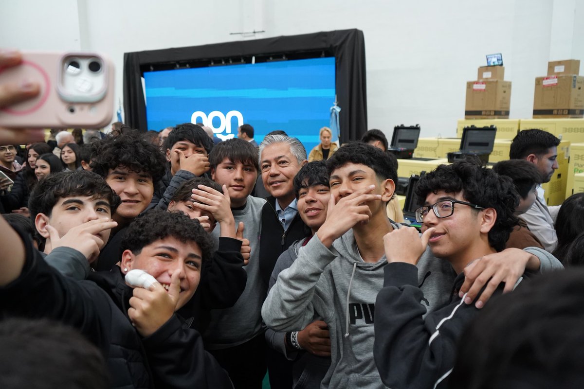 Rolo_Figueroa's tweet photo. EL ESTADO DEBE ESTAR PRESENTE PARA IGUALAR LAS LÍNEAS DE PARTIDA

Cuando asumimos, había cientos de aulas tráiler, escuelas sin el equipamiento que necesitaban y alumnos sin becas. Dijimos que había que dar vuelta esa realidad y trabajar para que todos los chicos tengan las mismas oportunidades.

Hoy, a través del Plan Pehuén, comenzamos una nueva etapa para modernizar nuestras aulas. Distribuimos 1.950 notebooks, 67 carros tecnológicos, 23 pantallas, 22 impresoras 3D y 4 dispositivos AulaBox en escuelas de toda la provincia, con una inversión de $17.000 millones.

El Estado debe estar presente para garantizar oportunidades, para que nadie pueda ponerle la pata encima a otro y para que cada chico pueda construir su futuro.

El futuro de Neuquén ya comenzó. Y lo estamos construyendo para todos.