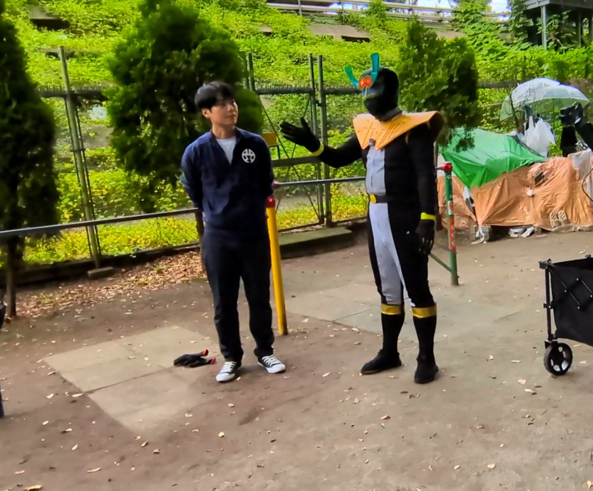iijNWqUQ7i41630's tweet photo. 前回の活動では、ゴミと泥が混ざることで詰まりきった排水溝の場所を見てもらい、原因となる側溝へのポイ捨てについての傾向や対策を話しました。

これは私が何度も発信するように周辺への冠水リスクを高め、しかもまた台風が発生（今度は3つ）するのもあり、より強い対応が必要になります。

スコップで掻き出せる分は私も処理してます。

しかし詰まってかつ、その上にも泥が固まってしまうと個人では手に負えない。

ここまで来ると業者単位での対応が必要でもあるし、ここまで詰まらせてから直すより、そもそもポイ捨てさせない防犯と抑止が働くのが当然よいので、現地で動きながら常に解決策の提案をしていきます。

#リアルライフヒーロー 
#RLSH