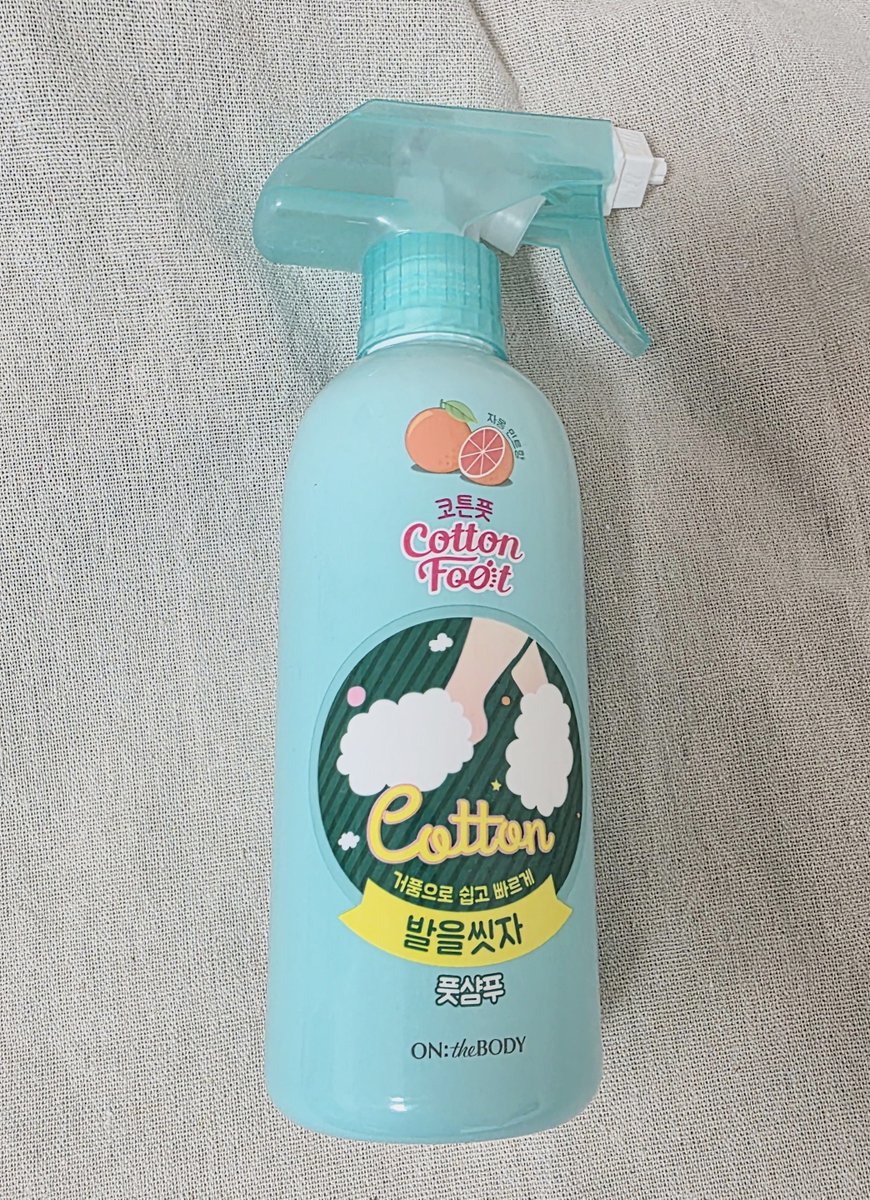 potepo_2421's tweet photo. オリヤンで売ってるcotton footの足用シャンプー。
桃の香りも使ったけど、このグレープフルーツの香りの方が好き。今はバージョンアップして2.0になってるらしい。使い終わりさっぱりするし、面倒くさがりの私だけどスプレータイプだから手軽に続けられてよかった！
#ぽての使いきり https://t.co/0un0AUUVf7