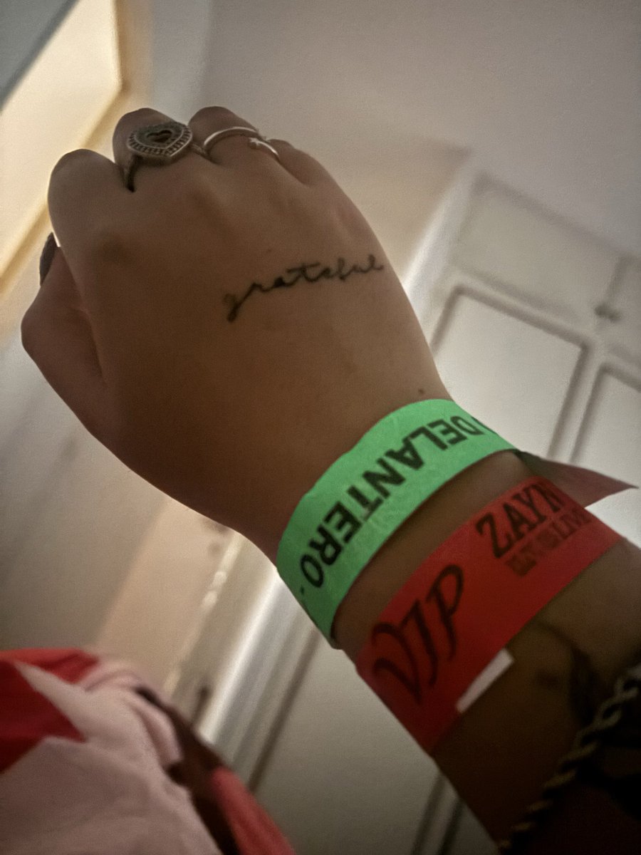 tightropespos's tweet photo. serán dejadas puestas hasta que zayn se digne a volver https://t.co/DiG5zQx7TK