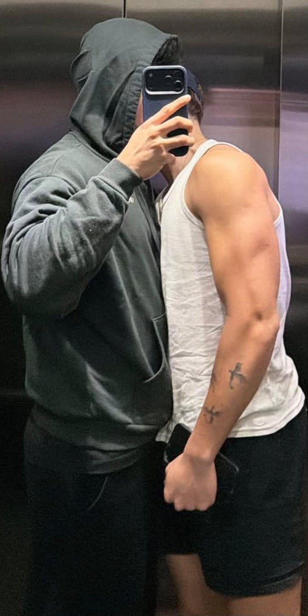 Galaxy_caian's tweet photo. O homem dele se despedindo dele 😟😍 https://t.co/YdGfteWlaI