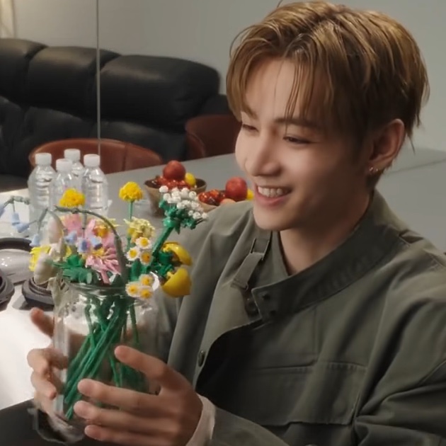 euphorikth's tweet photo. look at taehyung’s smile as he looks at the flowers unknowing that he’s the prettiest of them all (ෆ˙ᵕ˙ෆ)♡ https://t.co/bzZ70vcoXK