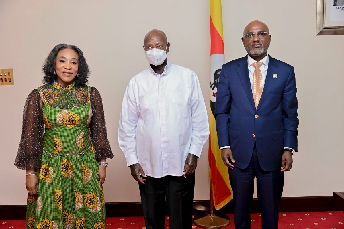 KagutaMuseveni's tweet photo. I received the Commonwealth Secretary General, Ms. Shirley Botchwey, this afternoon at Entebbe.
We discussed the need for Africans to unite around our common economic interests through the African Continental Free Trade Area and to trade with partners of our choice, rather than continuing to organise ourselves along colonial lines.

We also discussed a climate fund to support alternative energy sources such as solar, hydro and nuclear, as well as a youth aspirations fund to equip Africa’s young people with the skills they need. These are the issues we must address if Africa is to transform its enormous potential into prosperity.