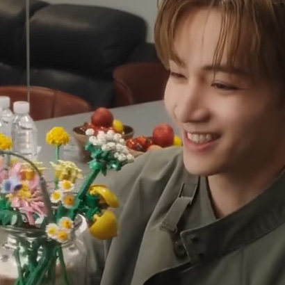 euphorikth's tweet photo. look at taehyung’s smile as he looks at the flowers unknowing that he’s the prettiest of them all (ෆ˙ᵕ˙ෆ)♡ https://t.co/bzZ70vcoXK