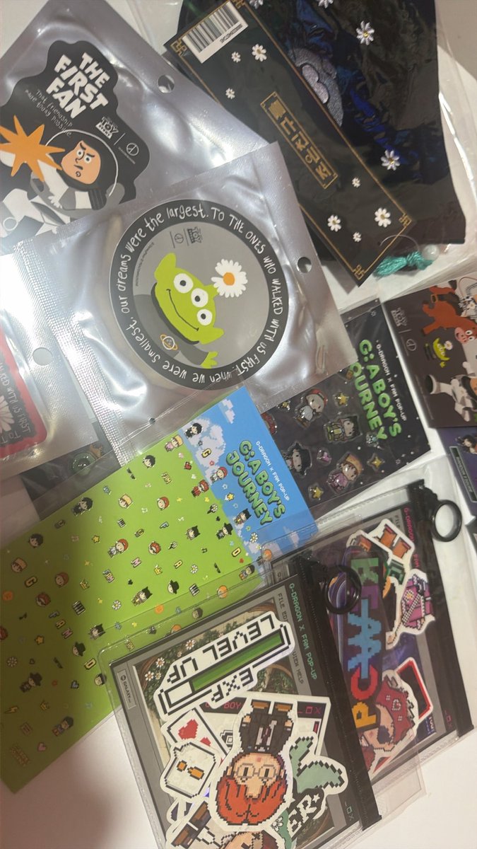tinaaaaaaaaa's tweet photo. Walang merch ban dito. Thank you @unnieversalshop for my GD HAUL https://t.co/FoCh7K7Srx