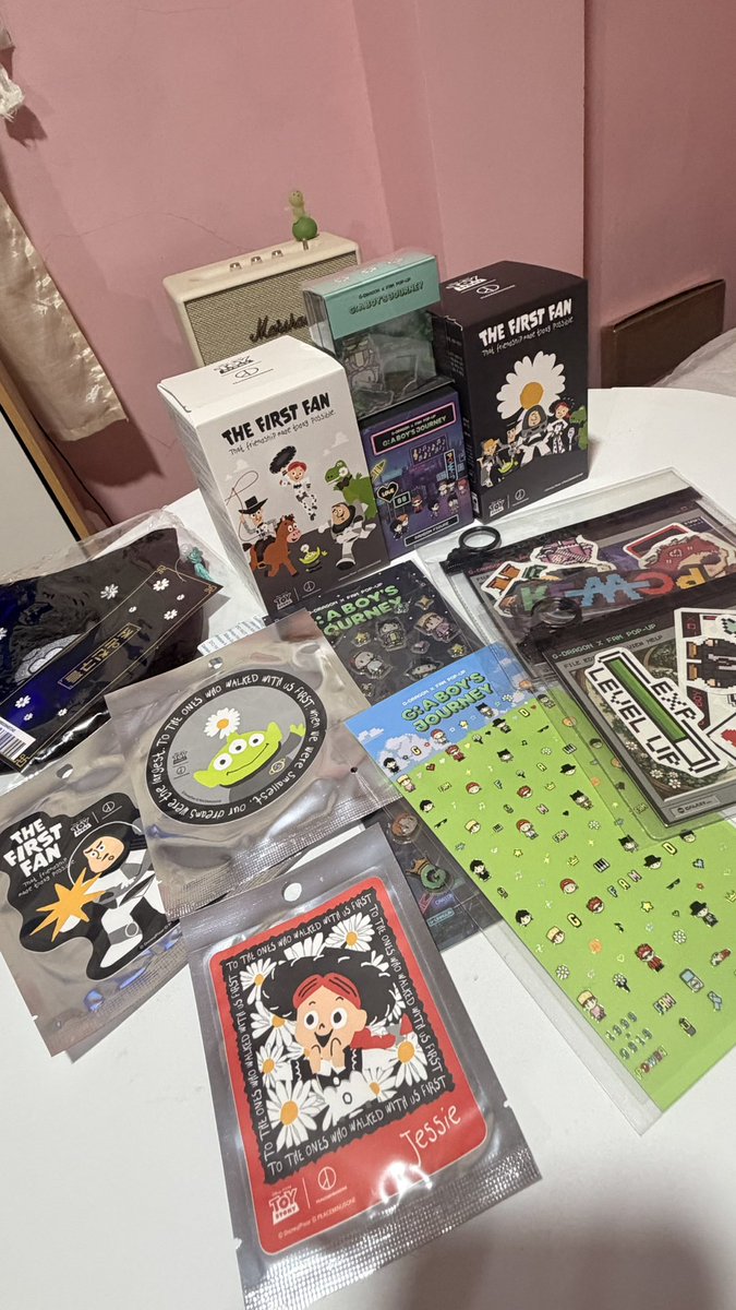 tinaaaaaaaaa's tweet photo. Walang merch ban dito. Thank you @unnieversalshop for my GD HAUL https://t.co/FoCh7K7Srx