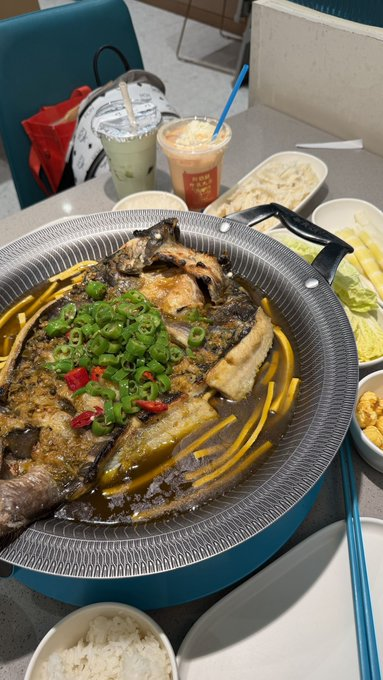 sweetiesprite's tweet photo. Fish head hot pot feast 🐟 Rich broth, fresh toppings and sweet drinks. Perfect dinner to satisfy cravings.
#FoodDiary #Hotpot https://t.co/Ts5zbubGxC