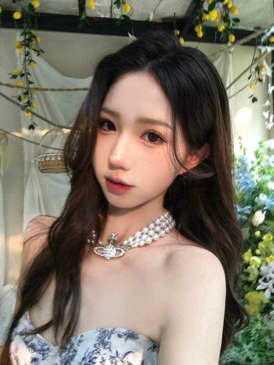 Ninoux's tweet photo. Bear buddy &amp; floral backdrop 🧸 Soft vibe with pearl choker.
#Selfie #SoftAesthetic https://t.co/kXU3glcY46