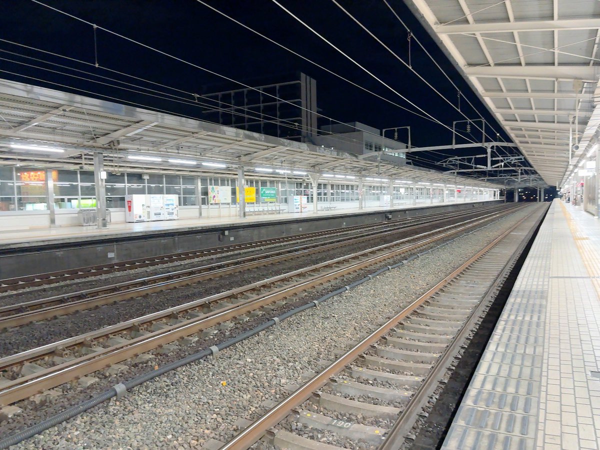machi_koji's tweet photo. 遅れを取り戻すためにのぞみとひかりが爆走中💨💨
反対側のホームにはあんまり待ってる人いないけど https://t.co/Hm42ERtHwA