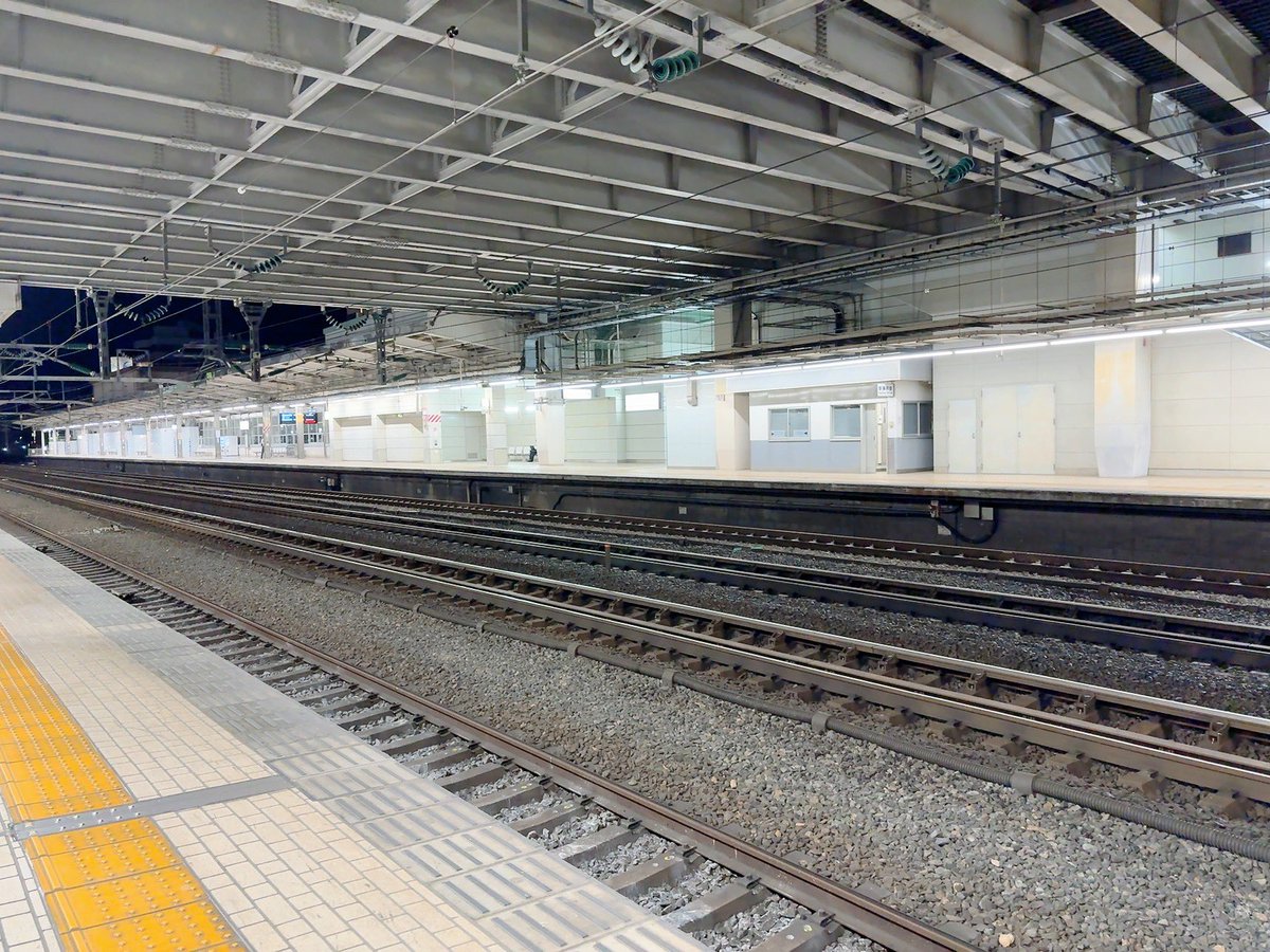 machi_koji's tweet photo. 遅れを取り戻すためにのぞみとひかりが爆走中💨💨
反対側のホームにはあんまり待ってる人いないけど https://t.co/Hm42ERtHwA