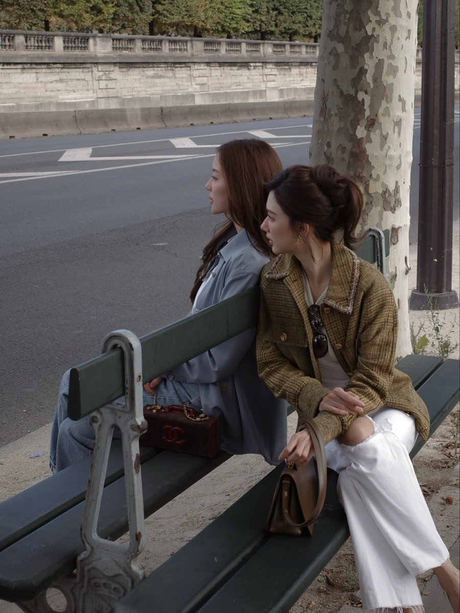 im_sunnieee's tweet photo. If you could add a song to this photo, what song would you choose? Or what song do you think suits this photo? 🥹

Don’t forget to comment with hashtags! Our goal is 1.5–2M results. 🔥

Me: Talk love by k.will (OST descendants of the Sun)

#CHANELSS27xLenaMiu
#LalinaLena #MiuNatsha
#CHANELSpringSummer 
#CHANEL #PFW
