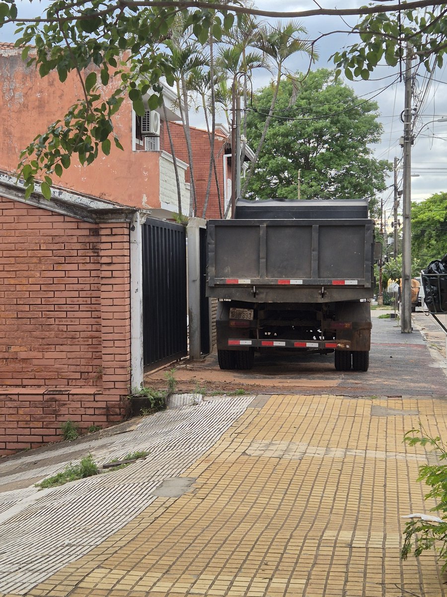 MirnaAlf's tweet photo. De nuevo el camión 🚚 estacionado en la vereda obstruyendo el tránsito peatonal. Adultos mayores  y niños se exponen al peligro al tener que caminar por el asfalto. 
Tte Villamayor casi Zurbaran 
@AsuncionMuni @asu_transito https://t.co/aGoJUMGZiv