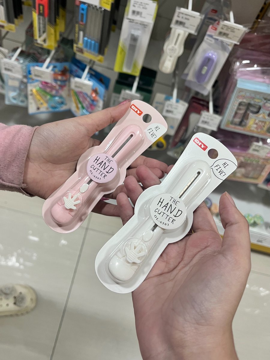 emounicrn's tweet photo. the hand cutter 😭 https://t.co/gtvkdG8n1n