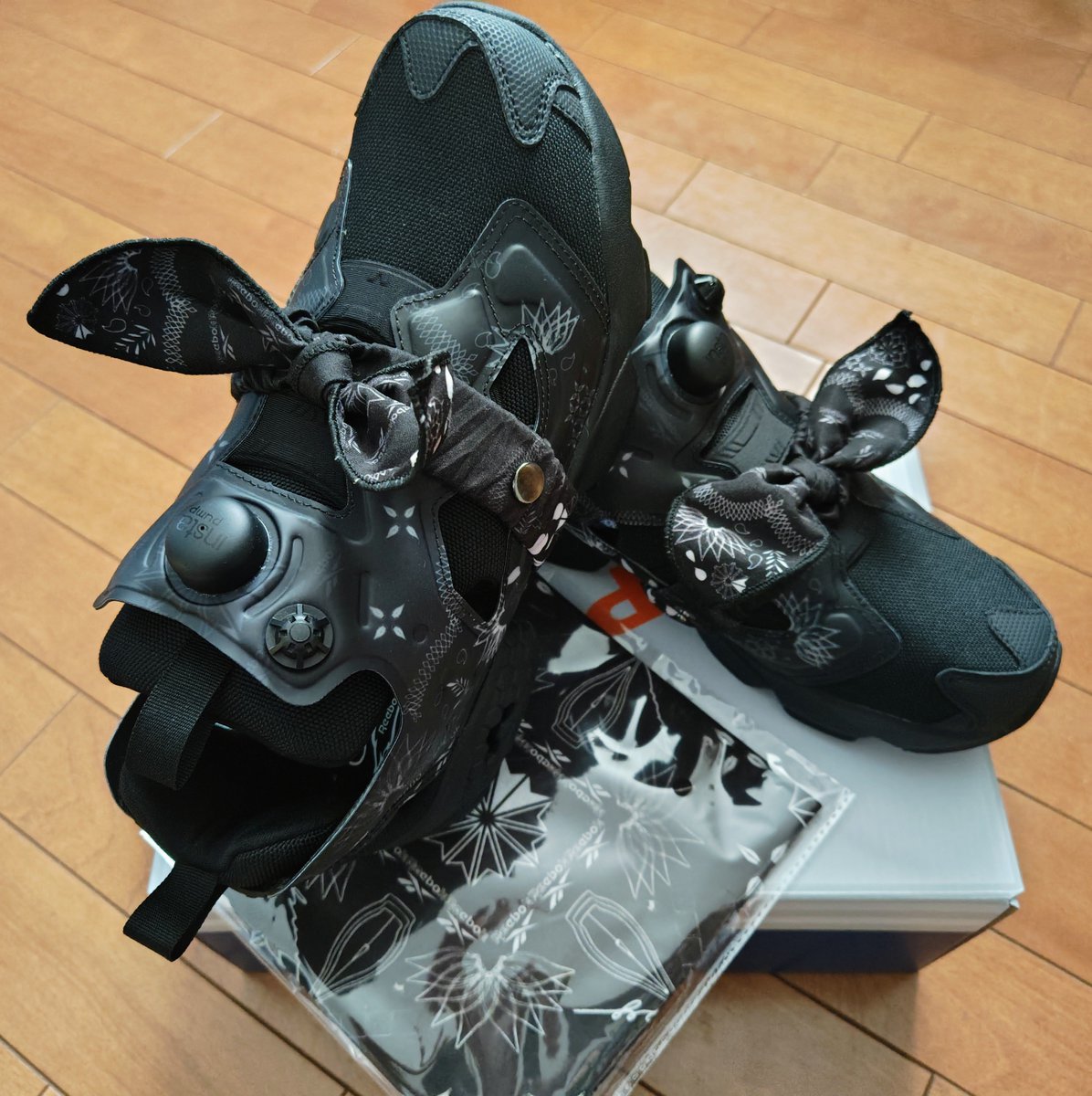 Heritagestone20's tweet photo. KREVA × Reebok 届いたー！
バンダナかわええー

プレステ30周年シューズに続き
普段買うことのないポンプフューリーが記念日ごとに増えていく…

ノベルティのバンダナは皆どう使うのだろうか🙄

#KREVA #Reebok https://t.co/jREAhNdNcw