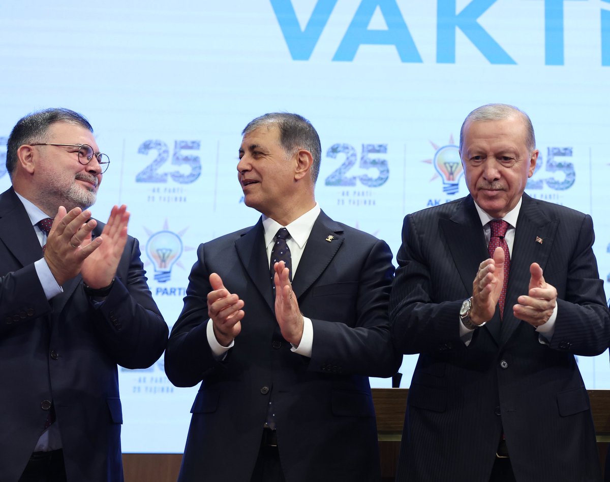 Bilalsaygili's tweet photo. İzmir’i yeniden ayağa kaldıracak eller ve gönüller Cumhurbaşkanımız, Genel Başkanımız Sayın Recep Tayyip Erdoğan’ın liderliğinde kenetlendi.

İzmir’de bugün doğan Türkiye Yüzyılı güneşi kardeşliği büyütecek, bereketi çoğaltacak, eser ve hizmetlerle şehrimizi Türkiye’nin yüz akı yapacak.

Bu vesileyle AK Parti ailemize katılan İzmir Büyükşehir Belediye Başkanımız Sayın Cemil Tugay’a evinize hoş geldiniz diyorum.

İzmir için vira bismillah!

#Birlikteİzmir
