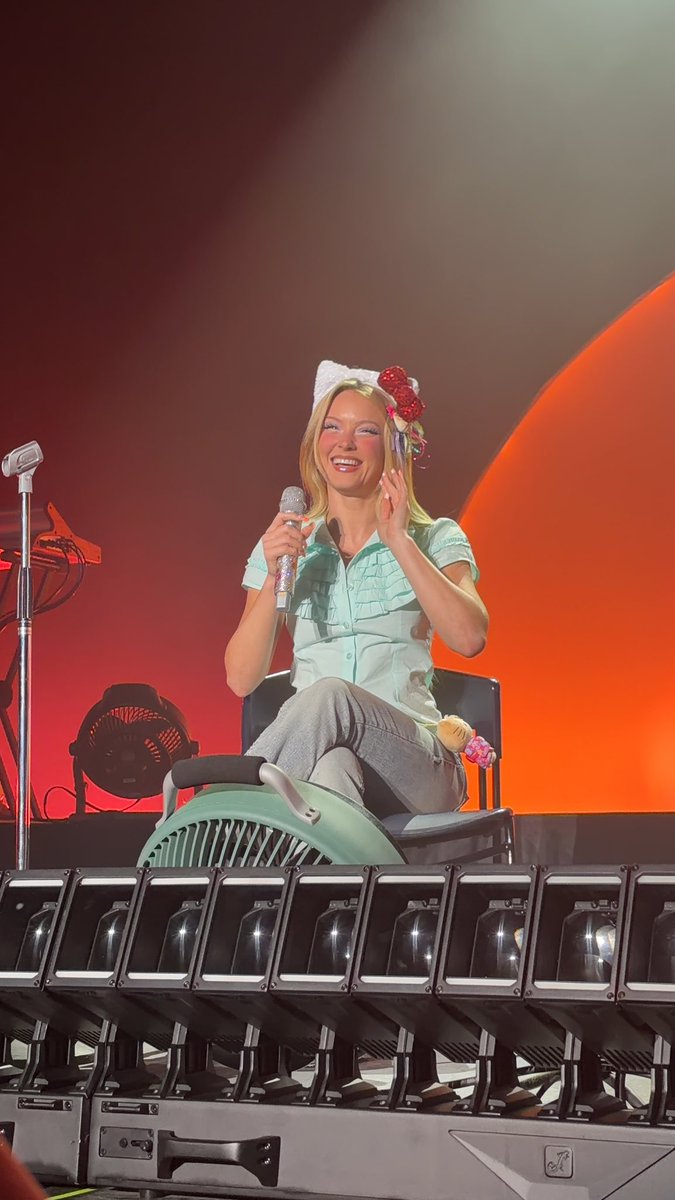 midnightsuntour's tweet photo. Zara Larsson during soundcheck in Tokyo. ✨ https://t.co/9jYDKKKNTl