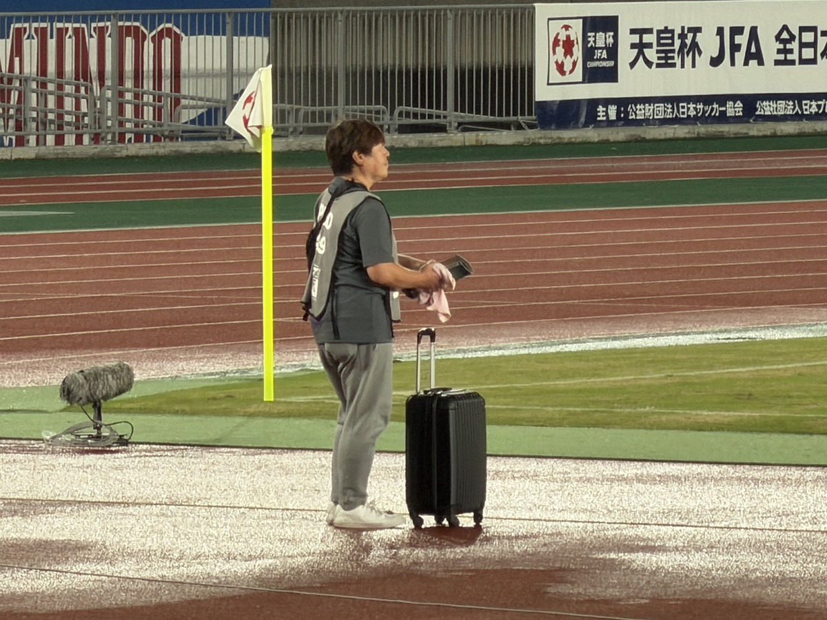 takahitoando's tweet photo. 間違えて三ツ沢に行くところでした、、、
てなわけで、今日は天皇杯・横浜F・マリノスvs.京都産業大学!
試合前、散水でびしゃびしゃのタータンでどこに座ればいいのか佇んでいるところを、ひろあきに激写されていました笑笑
#fmarinos #京都産業大学 #KSU #KSD https://t.co/l9TW6mYENI