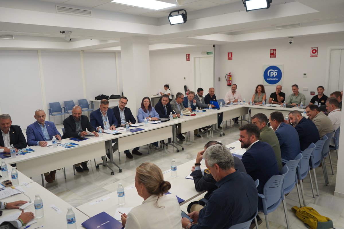 ppandaluz's tweet photo. Nuestro objetivo es que España sea segura, planteamos un  plan de lucha contra el crimen organizado y el narcotrafico.

El abandono de Pedro Sánchez debe acabar.

📷 Reunión con sindicatos y asociaciones de Policía Nacional, Guardia Civil y personal de aduanas y prisiones. https://t.co/7485afJFlO