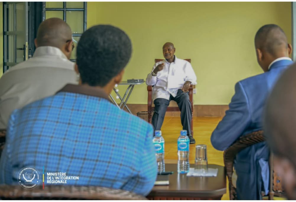 Info_sureri's tweet photo. 🇨🇩🇺🇬DIPLOMATIE: MUSEVENI REÇOIT L’ÉMISSAIRE DE TSHISEKEDI À ENTEBBE
Le président ougandais Yoweri Museveni a reçu Floribert Anzuluni, envoyé spécial de Félix Tshisekedi, porteur d’un message du chef de l’État congolais. Les échanges ont porté sur les efforts de paix dans l’Est. https://t.co/oAWBNRCIAD