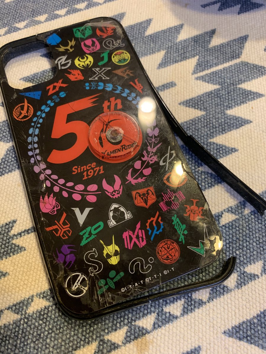2JIIIIIROTOSAKA's tweet photo. 五年間使ったスマホケースが逝きました

地球の平和と僕のスマホを守ってくれてありがとうございました https://t.co/Y5BQDNpj8s